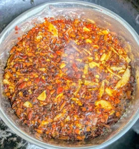 韓国産トウガラシなどに熱した油をかけているところ