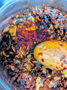 手作りラー油とスプーン