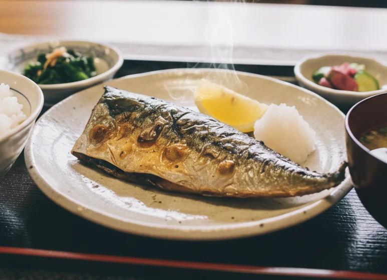 焼きたてのサバの塩焼き