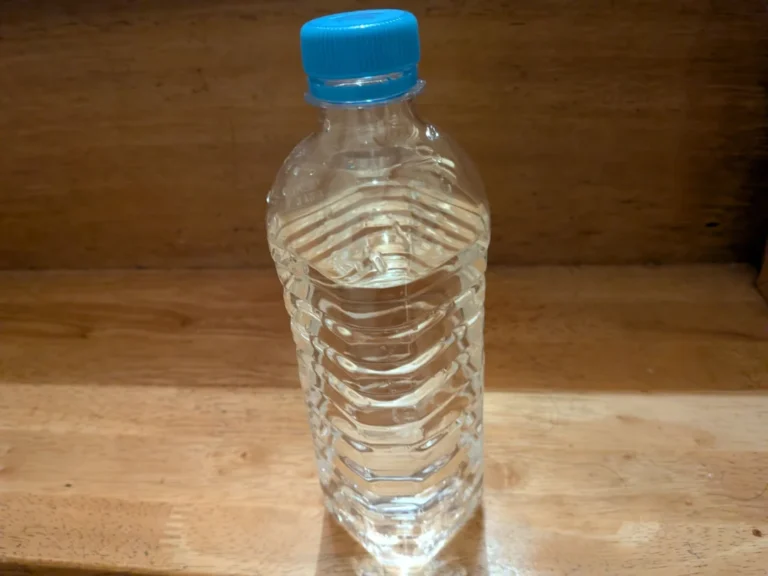 浄水器を通した水が入ったペットボトル